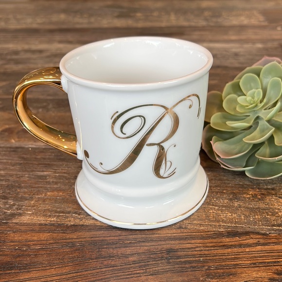 Other - 🎁4/$25 - LETTER R gold Monogrammed Mug - like NEW